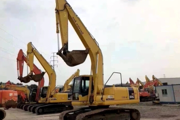 Komatsu PC200-7 excavator