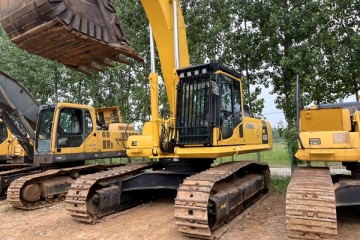 Komatsu PC450-8 excavator