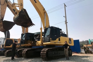 Komatsu PC450-8 excavator