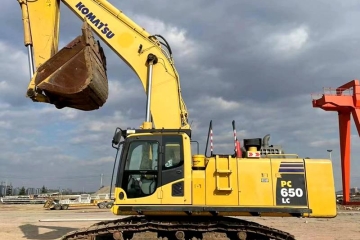 Komatsu PC650-8 excavator