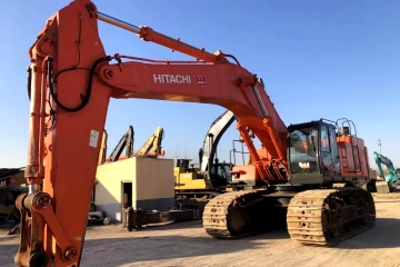 Hitachi ZX670-3 excavator